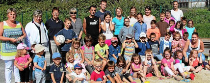 La visite du centre de loisirs par Danielle Philippe, Marie-Claire Hénaff et Bernadette Carrer a été l'occasion d'une distribution de bonbons et de gourmandises.