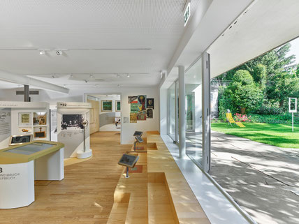 Bild 3: Ausstellungsbereich mit Blick in den Garten (Foto: © Studio Olaf Becker).