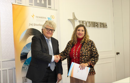 Joan Franco (TECNIBERIA) y María Benítez (buildingSMART Spain) tras la firma del convenio