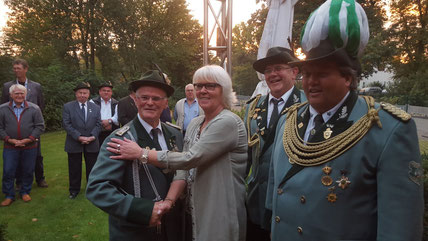 Herbert Beyreuther, Magdalene Bunde, dem 1.Vorsitzenden Manni Bunde und dem 2. Vorsitzenden Holger Neuhaus