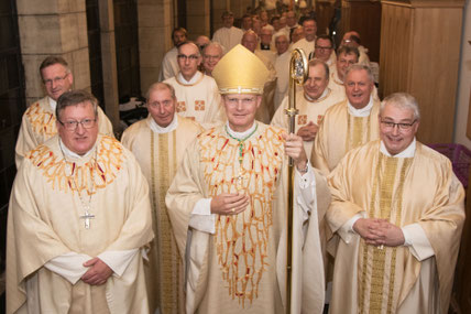 Die Prämonstratenser-Chorherren mit Bischof Franz-Josef Overbeck beim Einzug in die Kirche