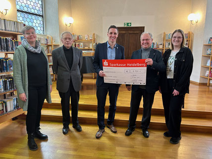 Büchereileiterin Carmen Certa, Vorsitzender Joachim Gerhard, Bürgermeister Joachim Förster, Ehrenvorsitzender Alfred E. Dosch und Gesche Hagmann (v. r.) bei der Übergabe des Spendenschecks.  ©C. Künzig, Gemeinde Nußloch