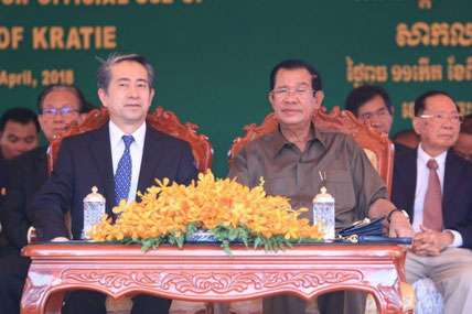 Le Premier ministre Hun Sen et l’ambassadeur chinois au Cambodge, Xiong Bo