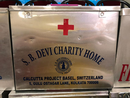 Medikamentenkiste des S.B. Devi Charity Home in Kolkata