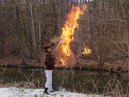 Der Opferpriester wirft ein Idol des Winters zwischen die Reiche der Lebendigen und der Toten.