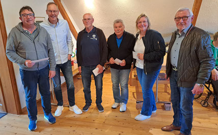 Die Gewinner des Turniers vom Frühjahr vlnr:  Michael Hüning (Platz 1), Thomas Diening (Leitung), Claus Stölting (Platz 2), Udo Andrejewski (Platz 3), Annette Lunemann (Platz 4) und Theo Watermeier (Vorstandssprecher). HPD