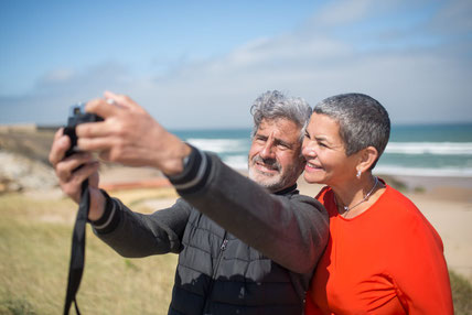 couple voyage en train de prendre une photo au bord de mer avis gestalt-thérapie