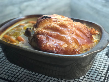 Ofenmeister von Pampered Chef mit Schweinebraten und Wurzelgemüse gefüllt