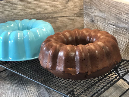 Kranzform von Pampered Chef mit 26cm Durchmesser mit Kuchenteig gefüllt und fertig gebacken