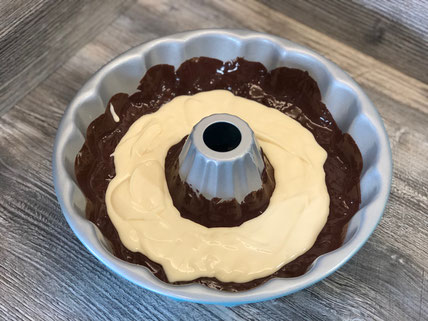 Kranzform von Pampered Chef mit 26cm Durchmesser mit Kuchenteig gefüllt