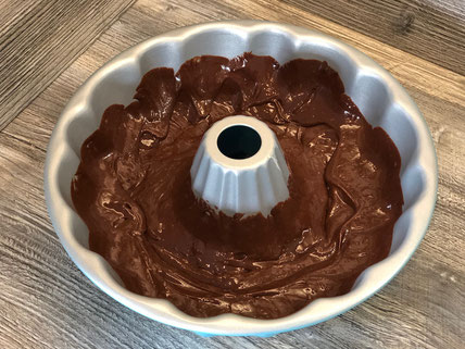 Kranzform von Pampered Chef mit 26cm Durchmesser mit Kuchenteig gefüllt