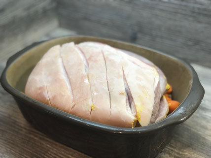 Ofenmeister von Pampered Chef mit Schweinebraten und Wurzelgemüse gefüllt
