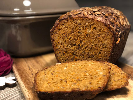 Kleiner Zaubermeister von Pampered Chef mit Brotteig gefüllt, nach den Backen und aufgeschnitten