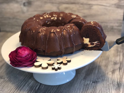 Schneewittchenkuchen auf Tortenplatte und Blumendekoration