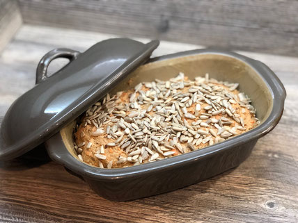 Kleiner Zaubermeister von Pampered Chef mit Brotteig gefüllt, vor den Backen
