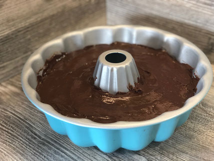 Kranzform von Pampered Chef mit 26cm Durchmesser mit Kuchenteig gefüllt
