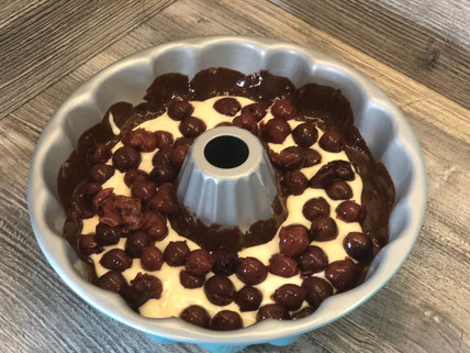Kranzform von Pampered Chef mit 26cm Durchmesser mit Kuchenteig und Kirschen gefüllt
