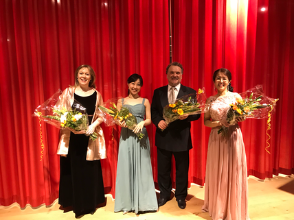 v.l. Frau Silvia Bodamer(Sopran), Frau Miho Shirai(Flöte), Herr Kamen Todorov(Bariton) und Brummer  左からSilvia Bodamer氏（ソプラノ）、Miho Shirai氏（フルート）、Kamen Todorov氏（バリトン）、ブルマー