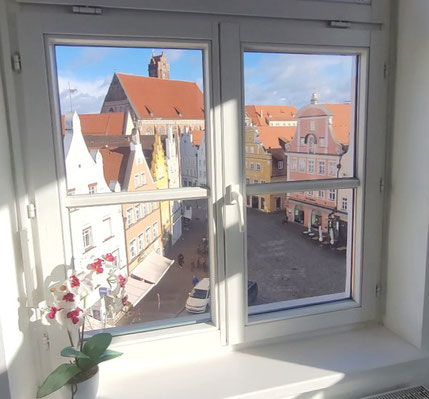 Ausblick vom Seminarraum für Aufstellungen in Landshut durch ein Fenster auf die Heilig-Geist-Kirche und die Altstadt.