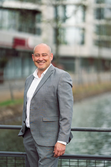 Businessportrait eines Mannes im Innenhafen Duisburg-Personal Branding für Unternehmer und Marken-Olaf Spöllmink-Businessfotograf