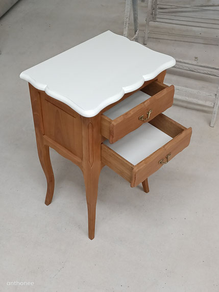 Petit chevet décapé, puis vernis et laqué. L'intérieur des tiroirs a été laqué.