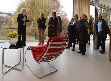 Brünn, Haus Tugendhat, Wohnraum. Daniela Hammer-Tugendhat führt Teilnehmer des hochrangigen NEB-Treffens.  Foto: Zdeněk Kolařík, Magistrat der Stadt Brünn, 21. Nov. 2022