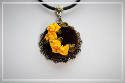 Anhänger mit miniatur Blumenstickerei Handarbeit Schmuckanhänger