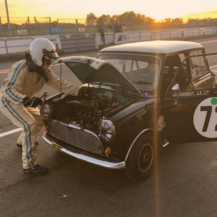 assistance course automobile ancienne, pilote avec mini