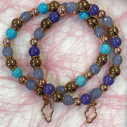 3 Stunden Workshop: zwei Armbänder, Sammelarmbänder in den farben Braun Rosé und einem tobigen Lila Gold liegen auf dem Schmuck Workshop Tisch. Dieser Schmuck ist im Workshop auf einem Juggesellinnenabschied entstanden.