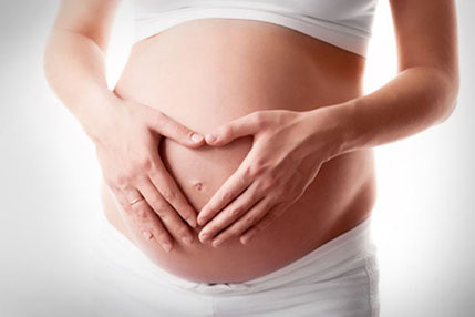 Schwangere hält sich ihren Bauch