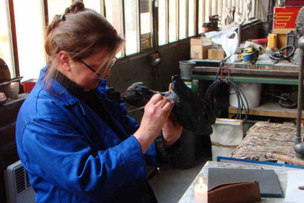 Brigitte Valin à la fonderie, travail de sculpture dans l'atelier du fondeur, bronze à cire perdue.