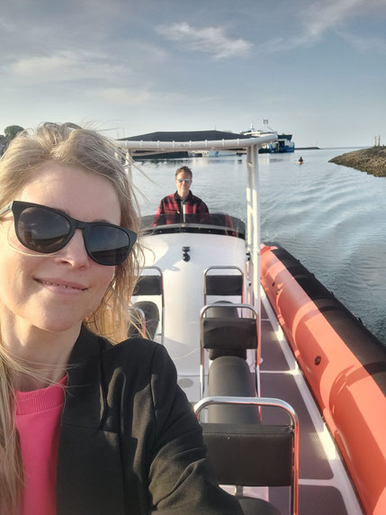 Douwe en Bertine samen op de RIB-boot