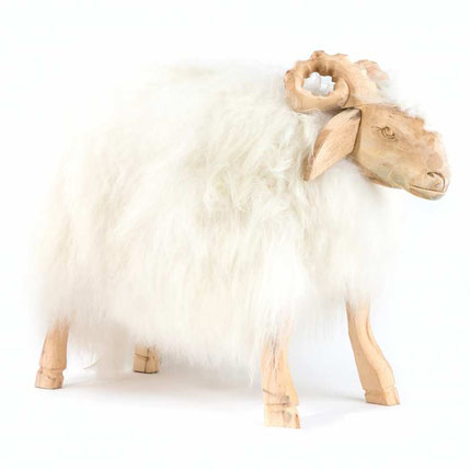 Tabouret pouf en peau de mouton naturelle et bois naturel sculpté bélier