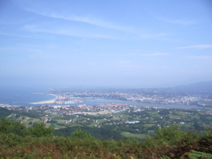 Start in Irun,-Blick vom Gipfel des Berges Jaizkibel (545m),zu sehen,vor dem Grenzfluss Spanien und dahinter Hendaye Frankreich