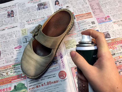 防水スプレーが噴射された床は滑りやすくなるので新聞紙などひかれるのがベターです