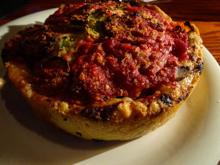 Eine Deep Dish Pizza. Sie sieht klein aus, ist aber gut gefüllt und mächtig.