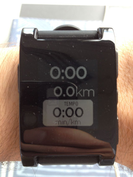 Das ist das Pebble Smartwatch Model vom Sports.Punk. Ich teste das Gedget momentan und berichte ab und an davon. Auf dem Bild wird gerade die Runtastic - App für eine kleine Laufeinheit gestartet.