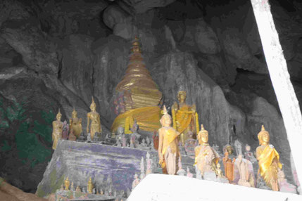 Geopferte Buddhafiguren in der der Pak Ou Höhle 20 km von Luang Prabang  Foto: Weil