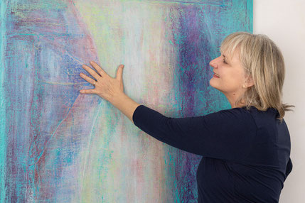 Ein Foto von Birgit, wie sie in ihrem Atelier ihre Kunst zeigt. Foto von Chris Gebhart