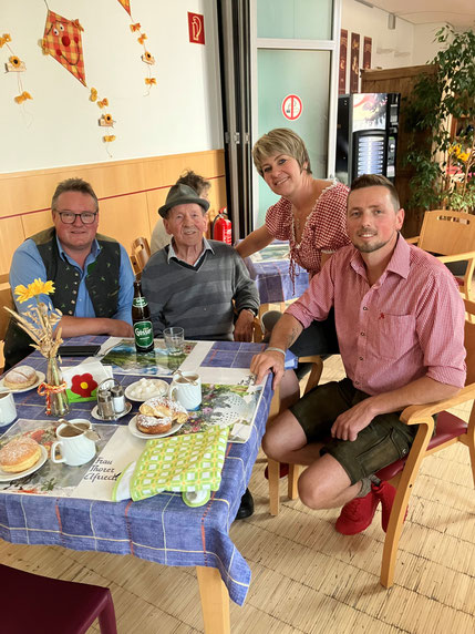 Kaffee und Krapfen gab es bei einem "musikalischen" Besuch vor kurzem bei Lenz im AH-Winklern 