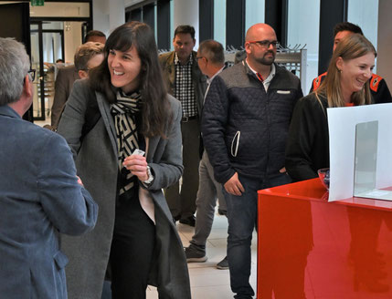 Gäste treffen im Eingangsbereich der Veranstaltung ein.