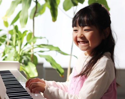 ピアノを上手になりたいと練習する子どもの画像