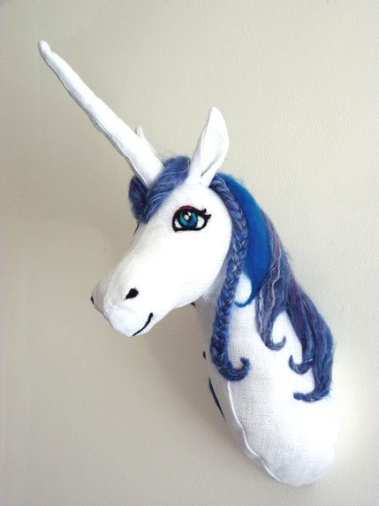 Décoration murale chambre bébé trophée licorne blanche crinière bleue faite main l'Arche de Jessica