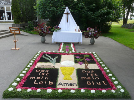 Altar vor der Grundschule gestaltet vom Frauenkreis 2015