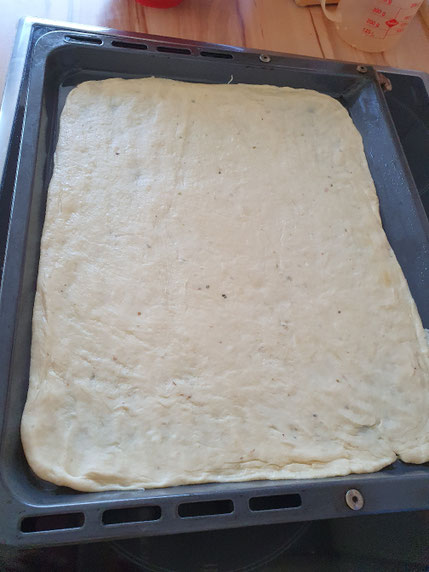 Fertiger Pizzateig auf dem Blech