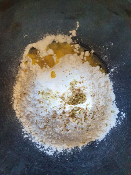 Vorbereitung des Teiges der selbstgemachten Ofenpizza