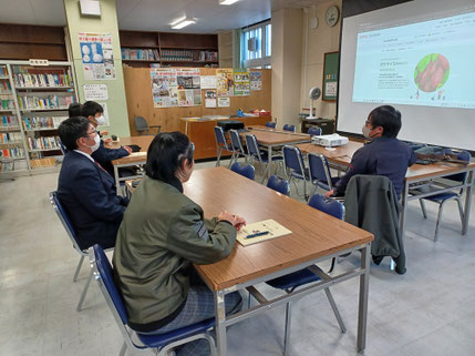 地域農家の岡田さんより、さつまいもの消費動向と地域農家の実態について説明を受けている