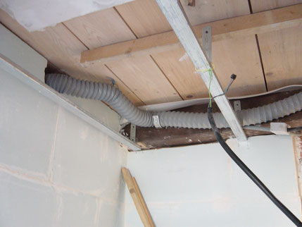 Passage de la gaine VMC douche dans le faux plafond qui intégrera les spots encastés.