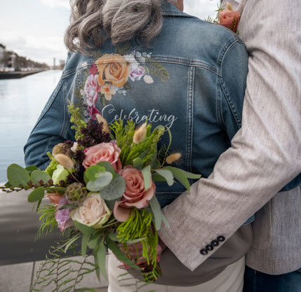 spijkerjasje met bloemen als bruidsboeket