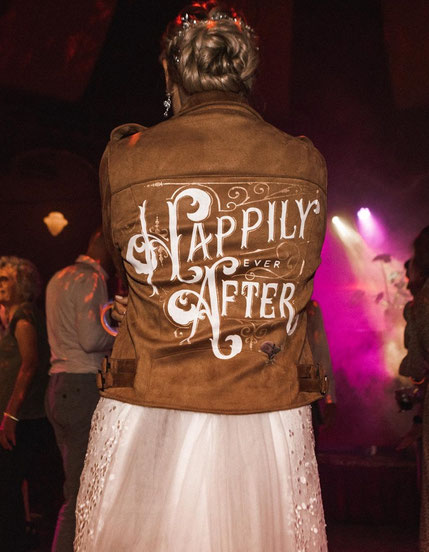 MAFS gekalligrafeerde tekst op suede jasje schilderen aim your wedding